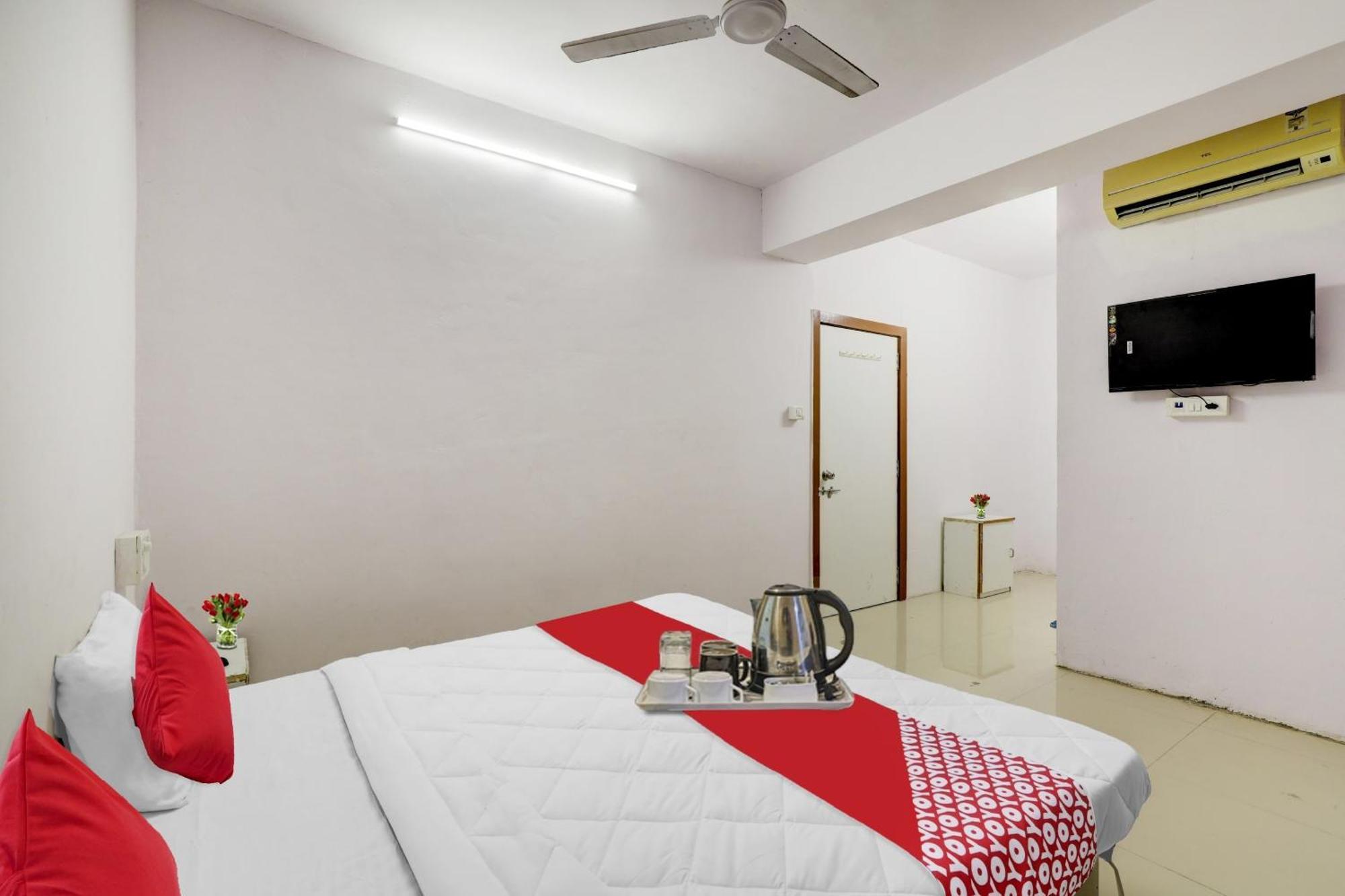 Hotel O Cozy Rooms Surat Exterior photo
