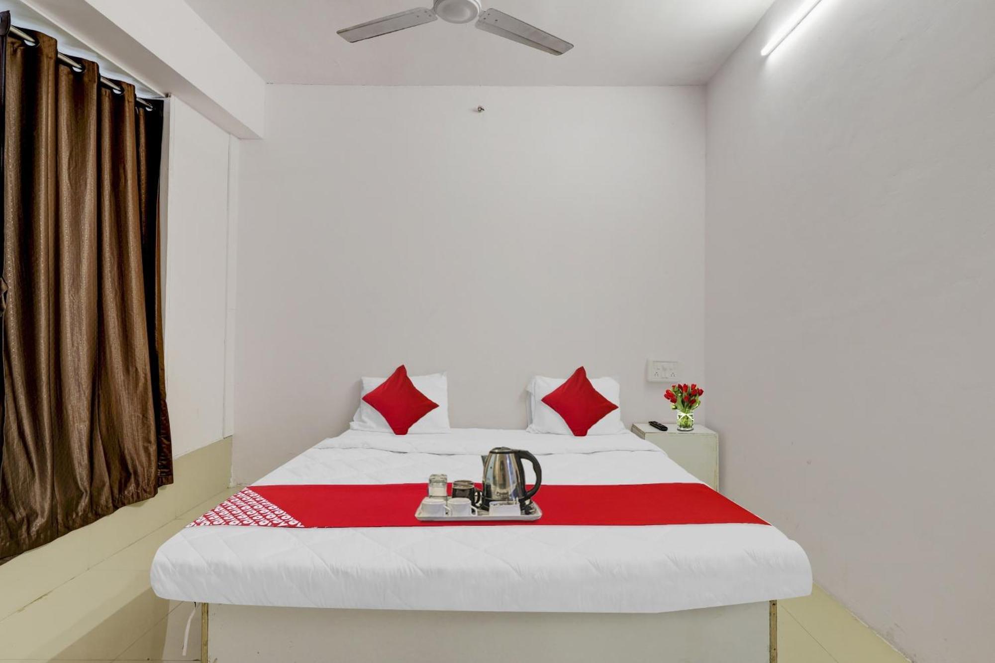 Hotel O Cozy Rooms Surat Exterior photo