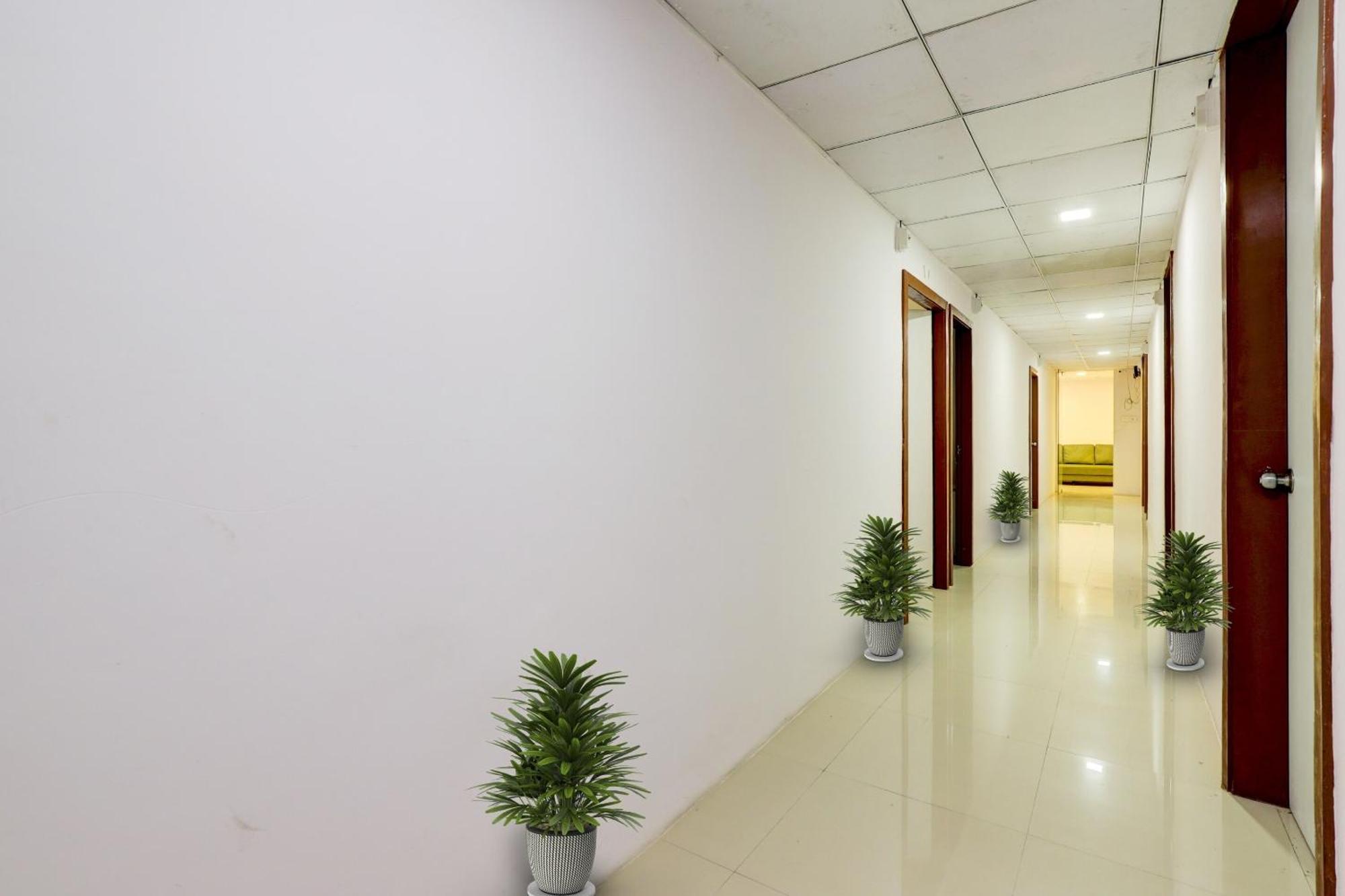 Hotel O Cozy Rooms Surat Exterior photo