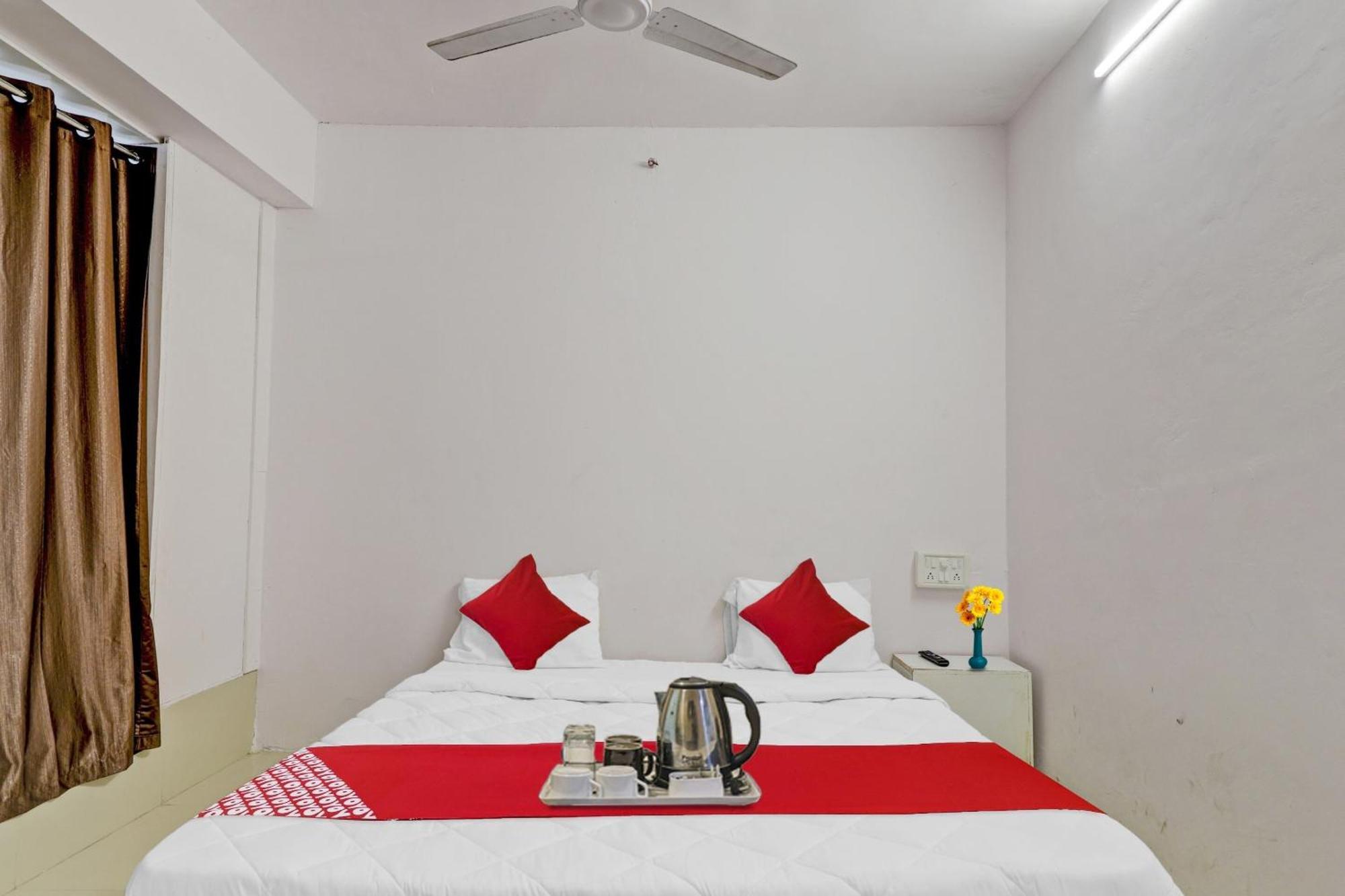 Hotel O Cozy Rooms Surat Exterior photo