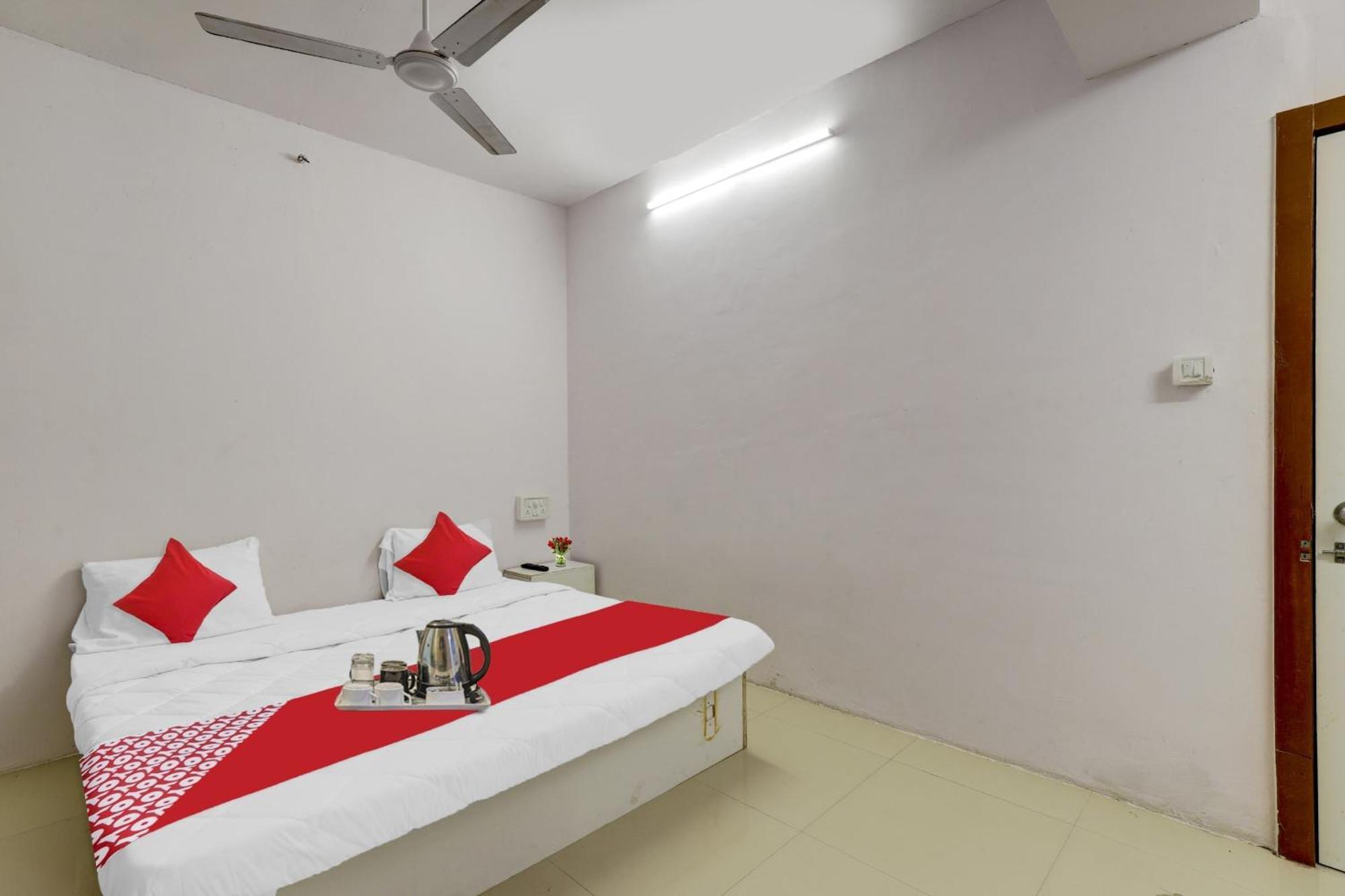 Hotel O Cozy Rooms Surat Exterior photo