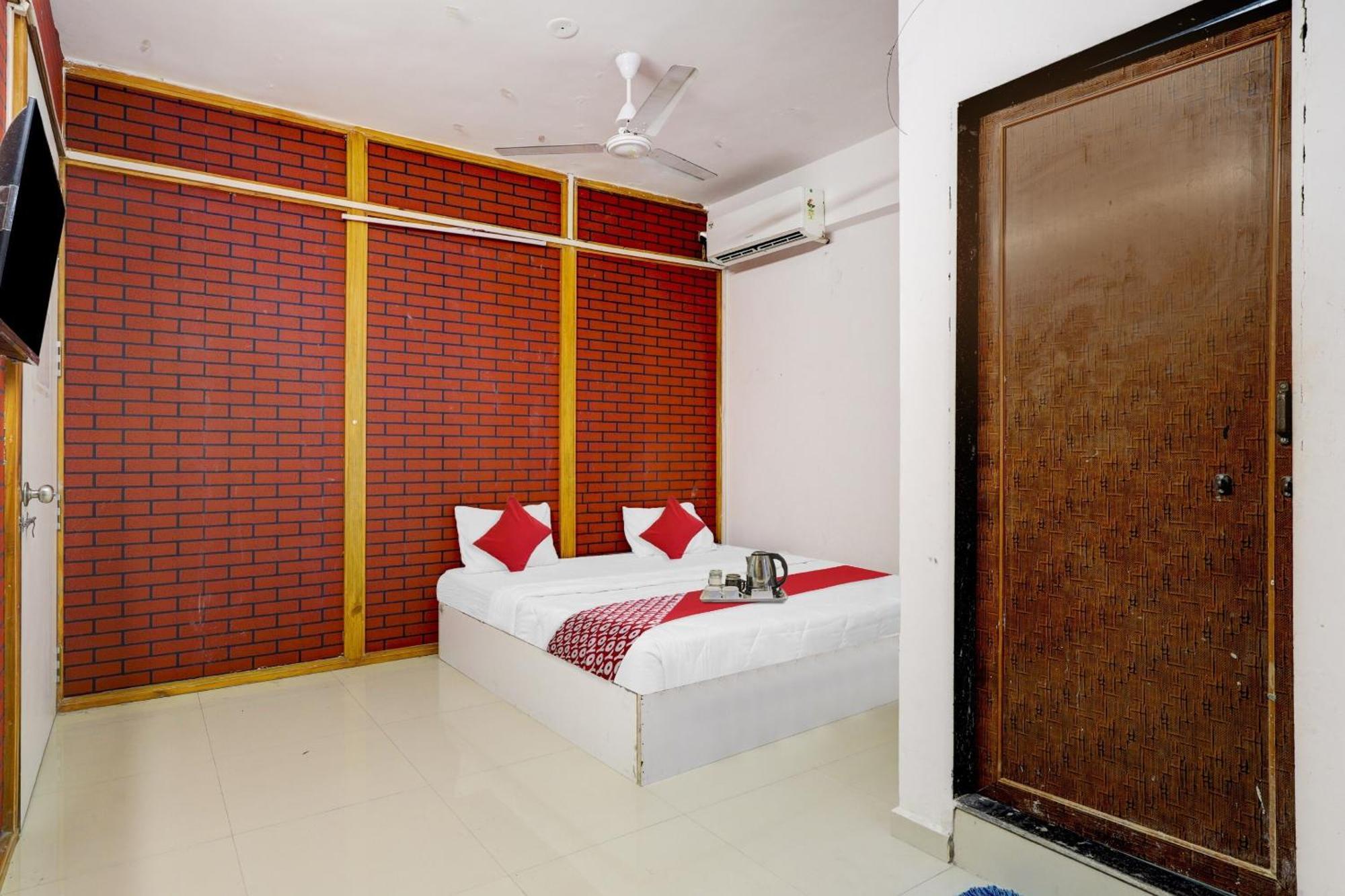 Hotel O Cozy Rooms Surat Exterior photo